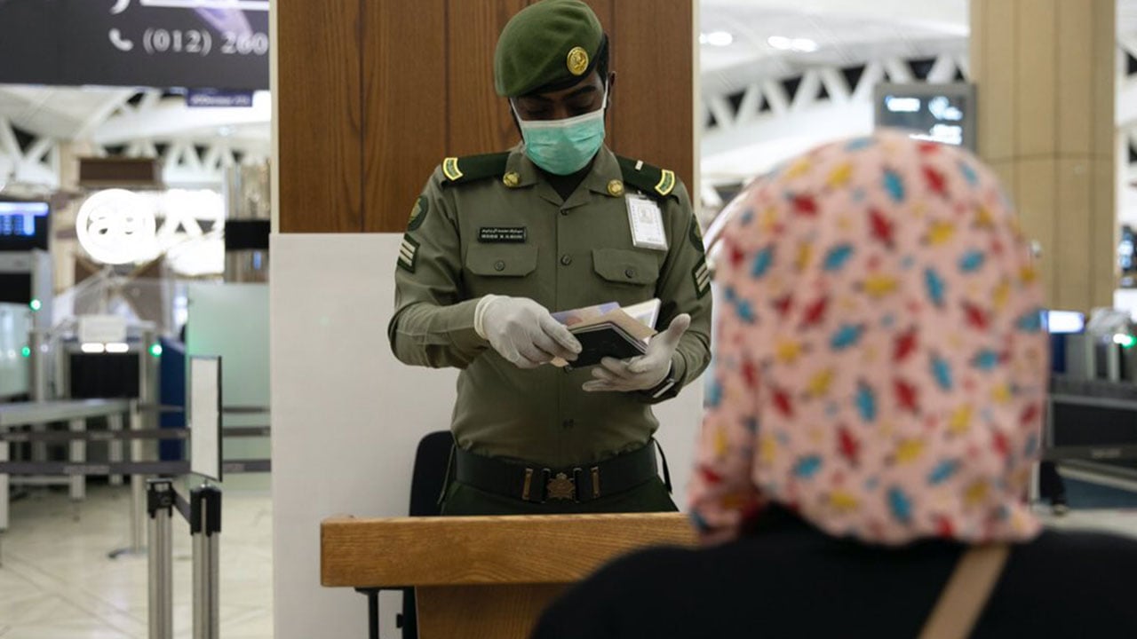 على متنها 91 راكبًا.. «الجوازات» تنهي إجراءات سفر رحلة مغادرة مقيمين إلى جاكرتا