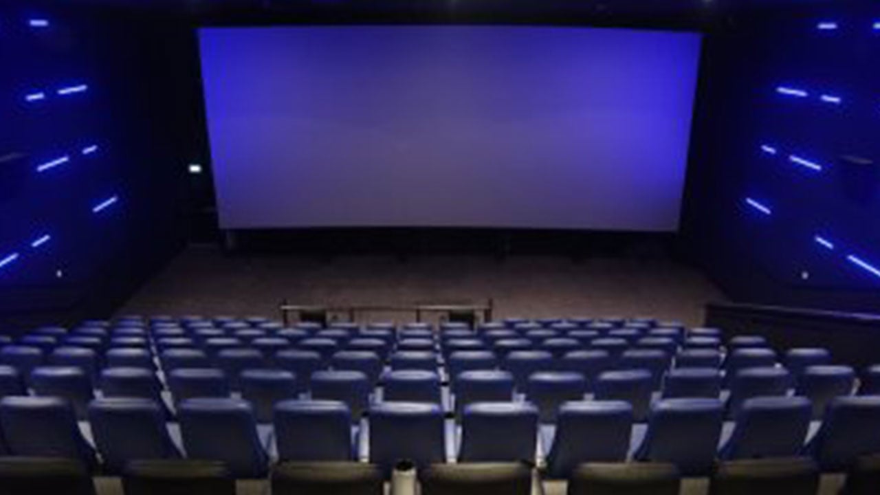 رغم فيروس كورونا.. اليابان تعيد فتح دور السينما