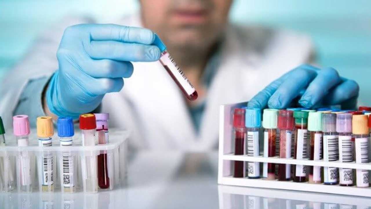 عالم بريطاني: فيروس كورونا خارج السيطرة.. اللقاح ليس حلًّا