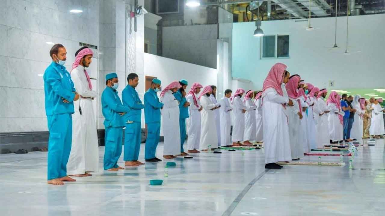 بالصور.. أداء صلاتي العشاء والتراويح لـ«ليلة 27» في المسجد الحرام