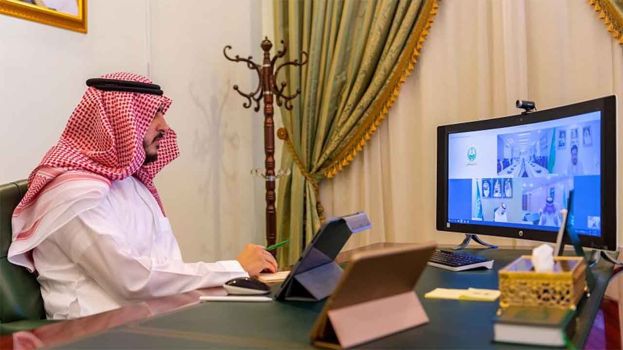 أمير الجوف يستعرض تجاوب المواطنين والمقيمين لإجراء الفحص الاختياري