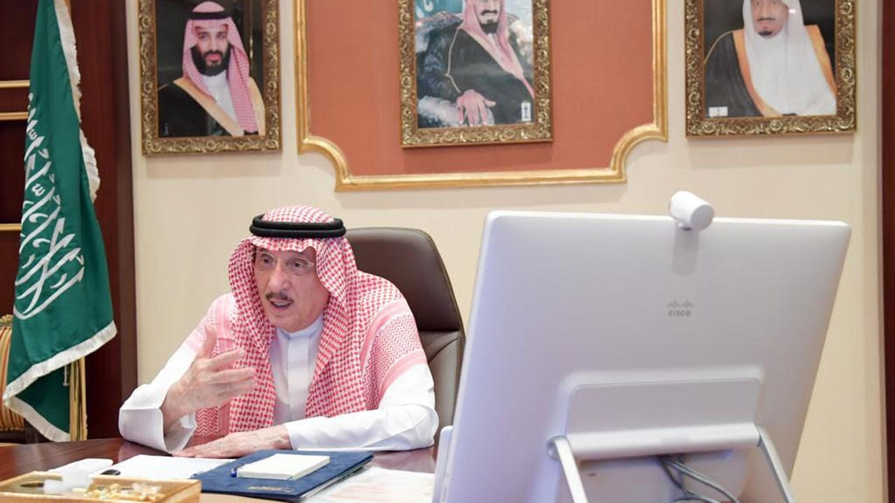 بالصور.. أمير جازان ينقل تحيات القيادة ويعايد الجهات الأمنية والصحية ويتابع جهودهم