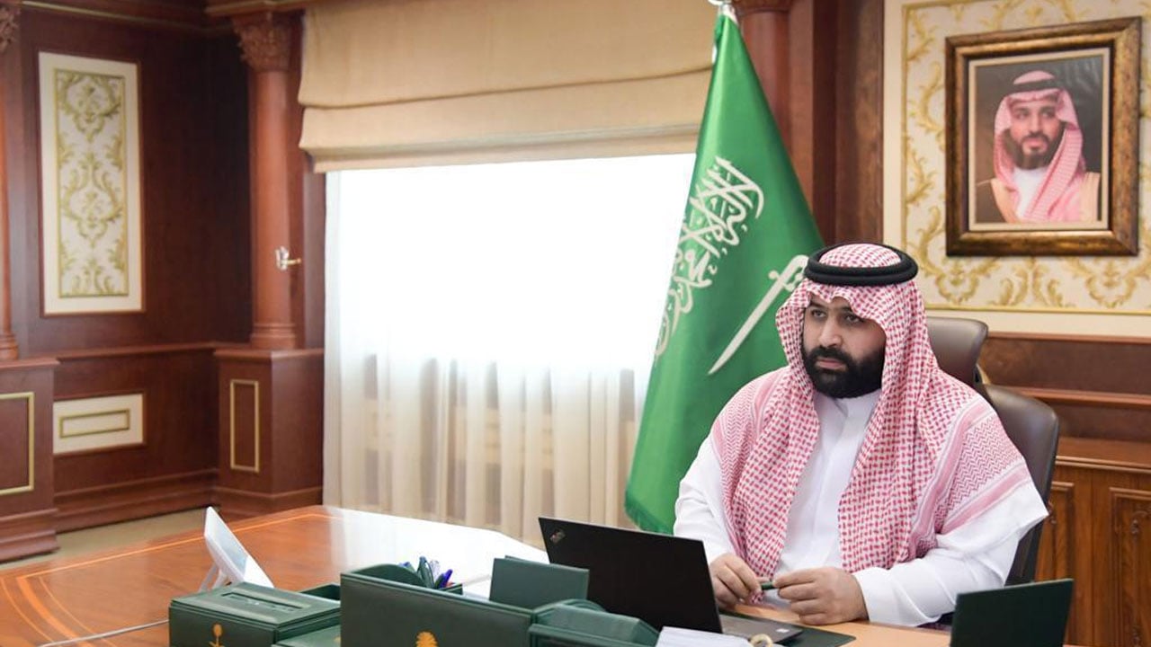 بالصور.. نائب أمير جازان يعايد المرضى المنومين والكوادر الطبية والإدارية بمستشفيات المنطقة