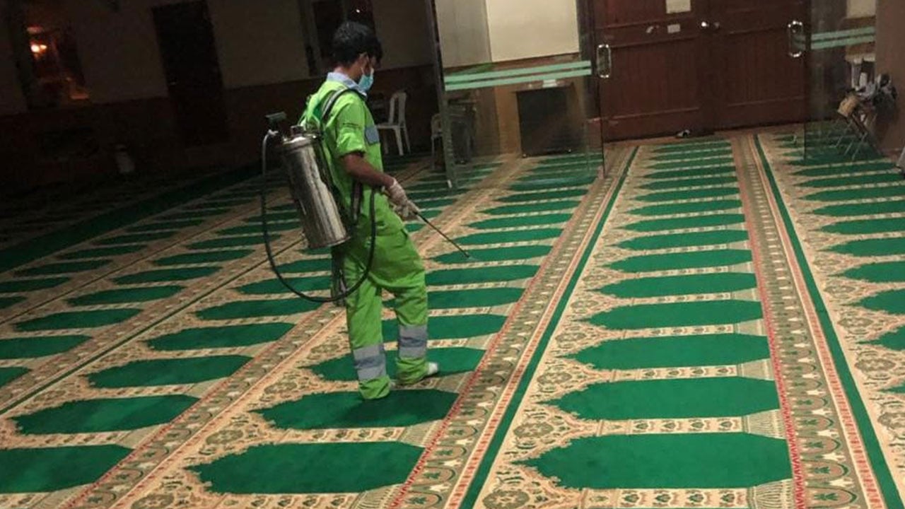 بالصور.. الانتهاء من تعقيم 69 جامعًا في العاصمة المقدسة