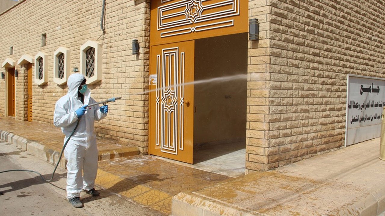 بالصور.. بلدية الدلم تبدأ في تعقيم المساجد والجوامع‬