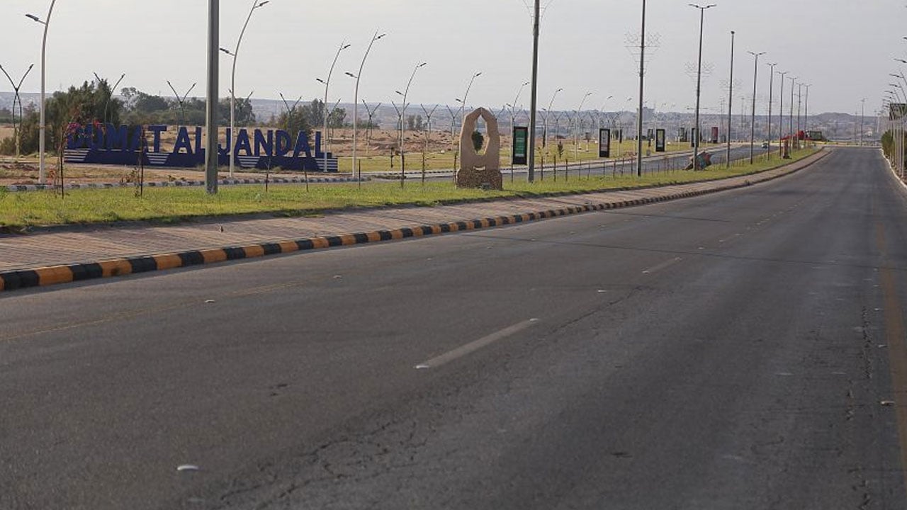 بالصور..  الجهات الأمنية بدومة الجندل تواصل تطبيق منع التجول