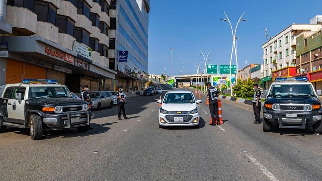 الجهات الأمنية بجدة تواصل مهامها في تطبيق أمر منع التجول حتى السادسة صباحًا