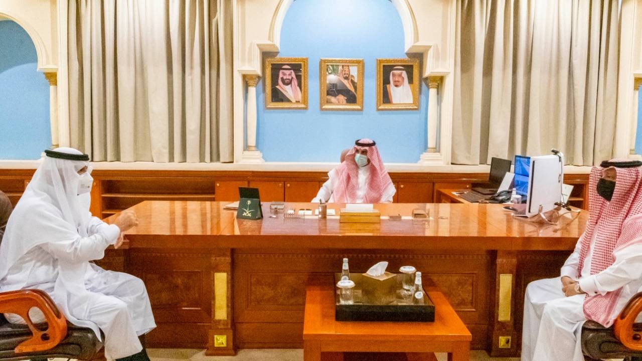 بالصور.. أمير الجوف يطلع على تطبيق الإجراءات الاحترازية بمكاتب موظفي الإمارة