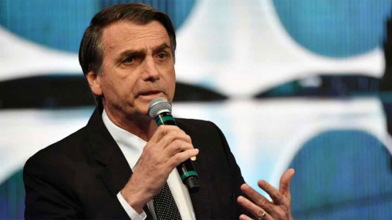 الرئيس البرازيلي يدعو إلى استئناف كرة القدم