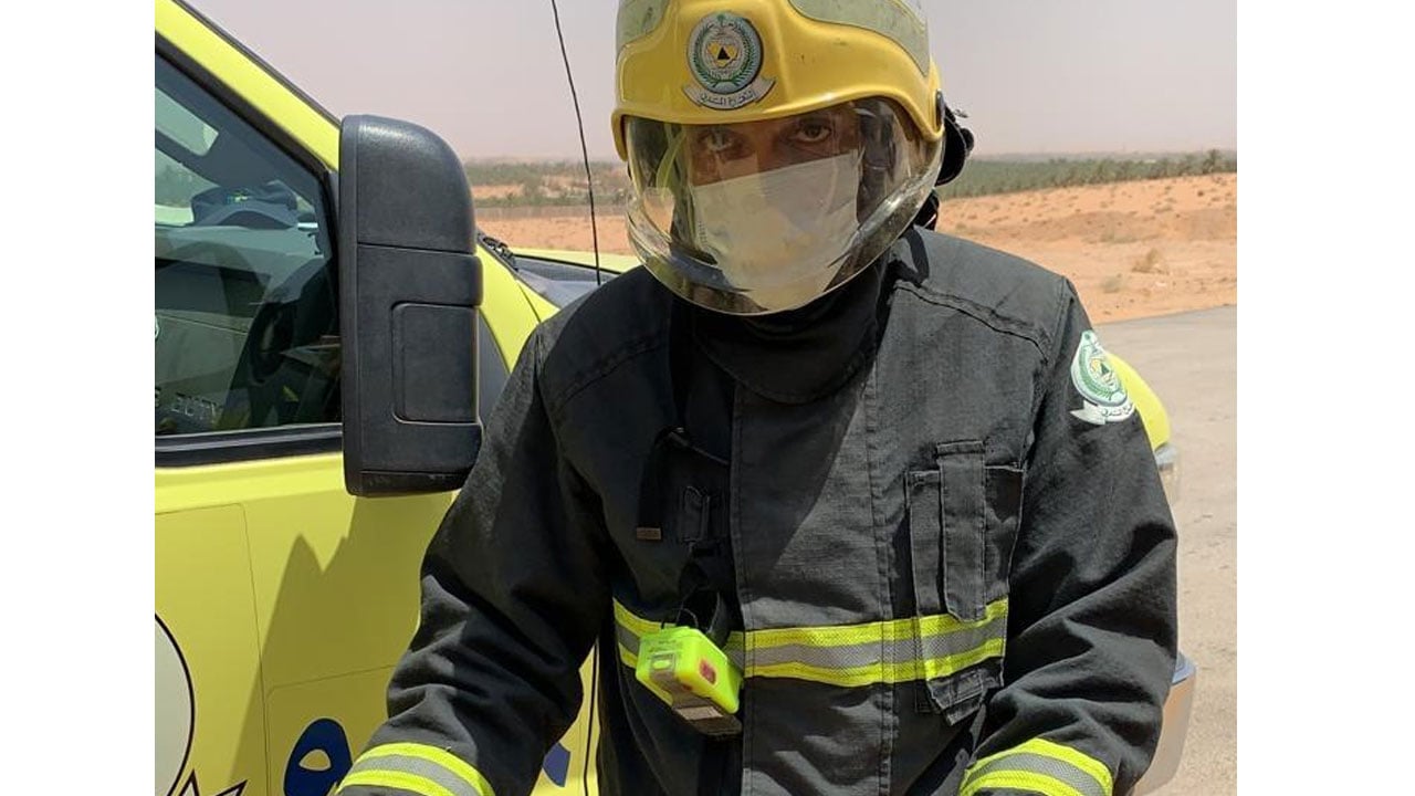 بالصور.. «مدني بريدة» يزيل خطر ثعبان داخل أحد المنازل
