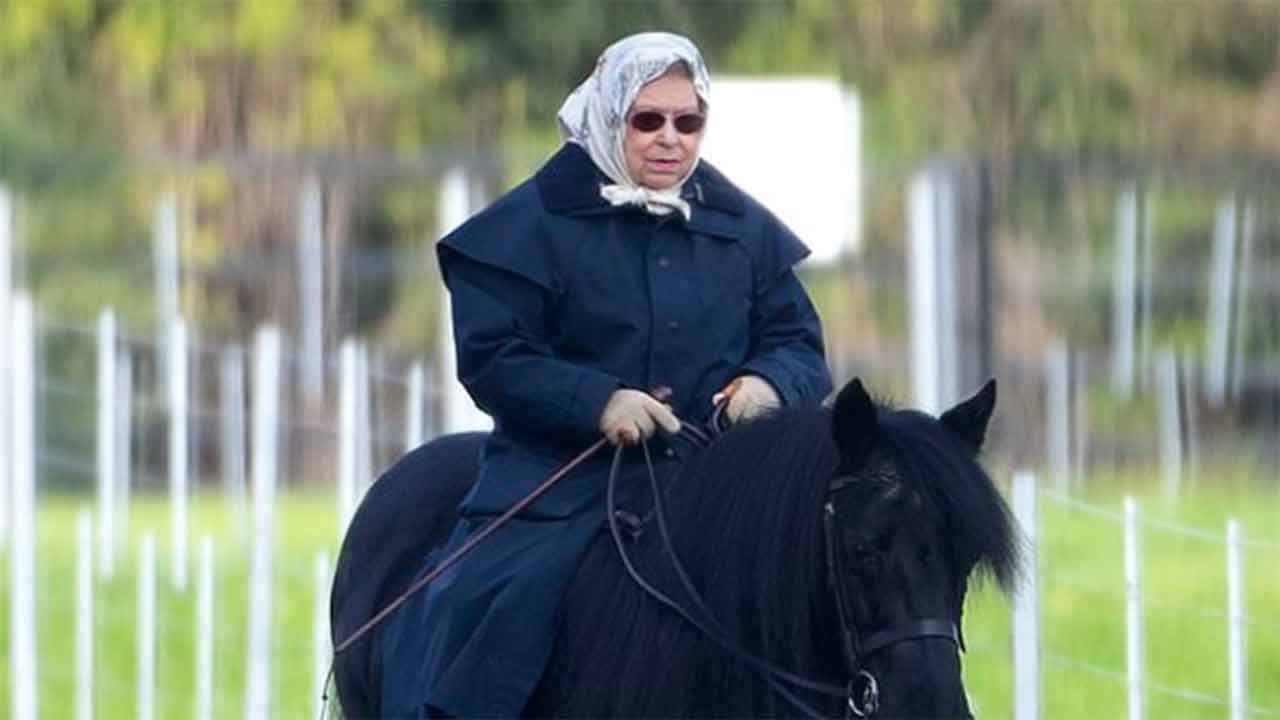 ملكة بريطانيا تظهر خارج جدران القصر لأول مرة منذ شهور