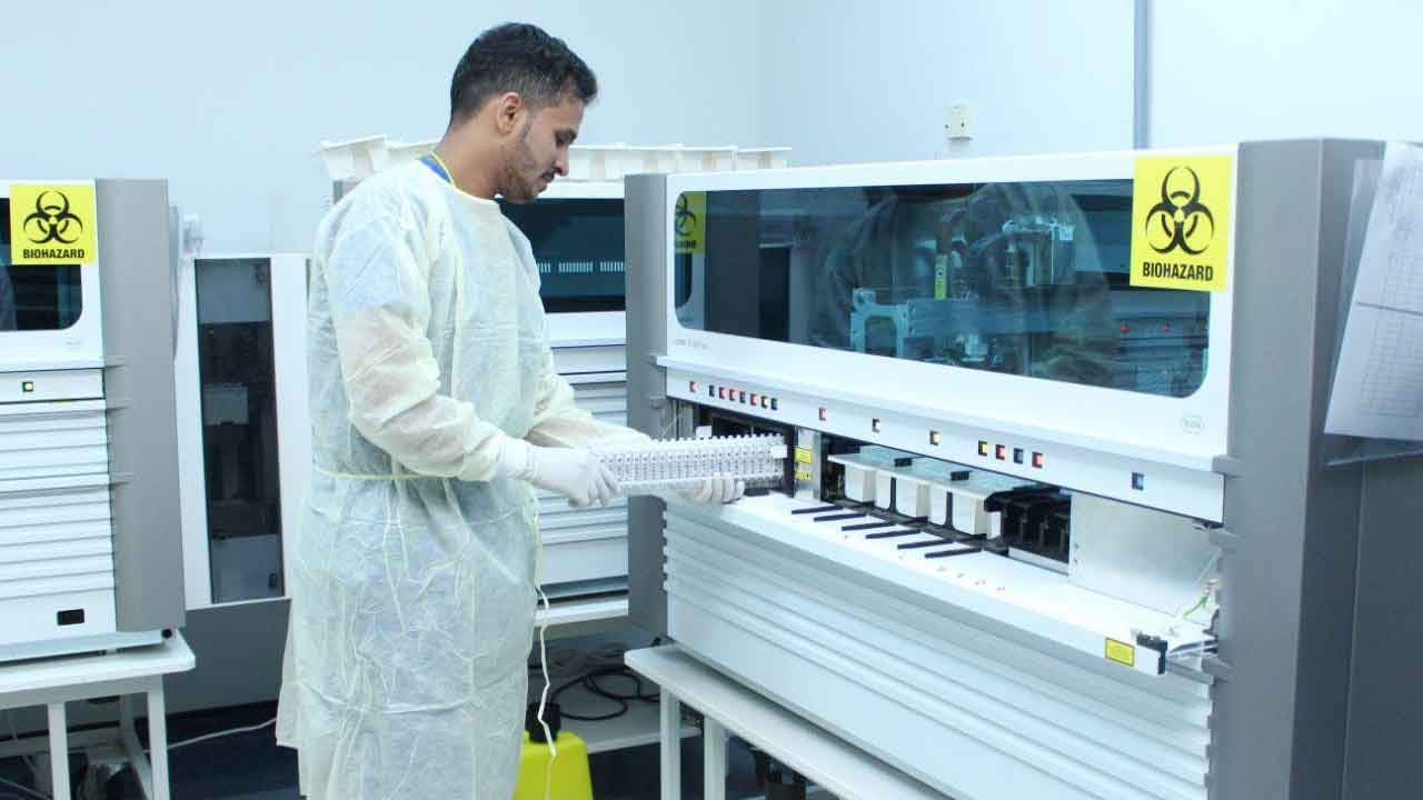 إجراء أكثر من نصف مليون فحص مخبري بمستشفى الملك فهد بجازان