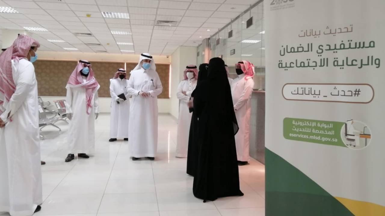 بالصور.. مساعد وزير الموارد البشرية يتفقد تطبيق البروتوكولات الوقائية بشأن عودة الموظفين للعمل بالرياض