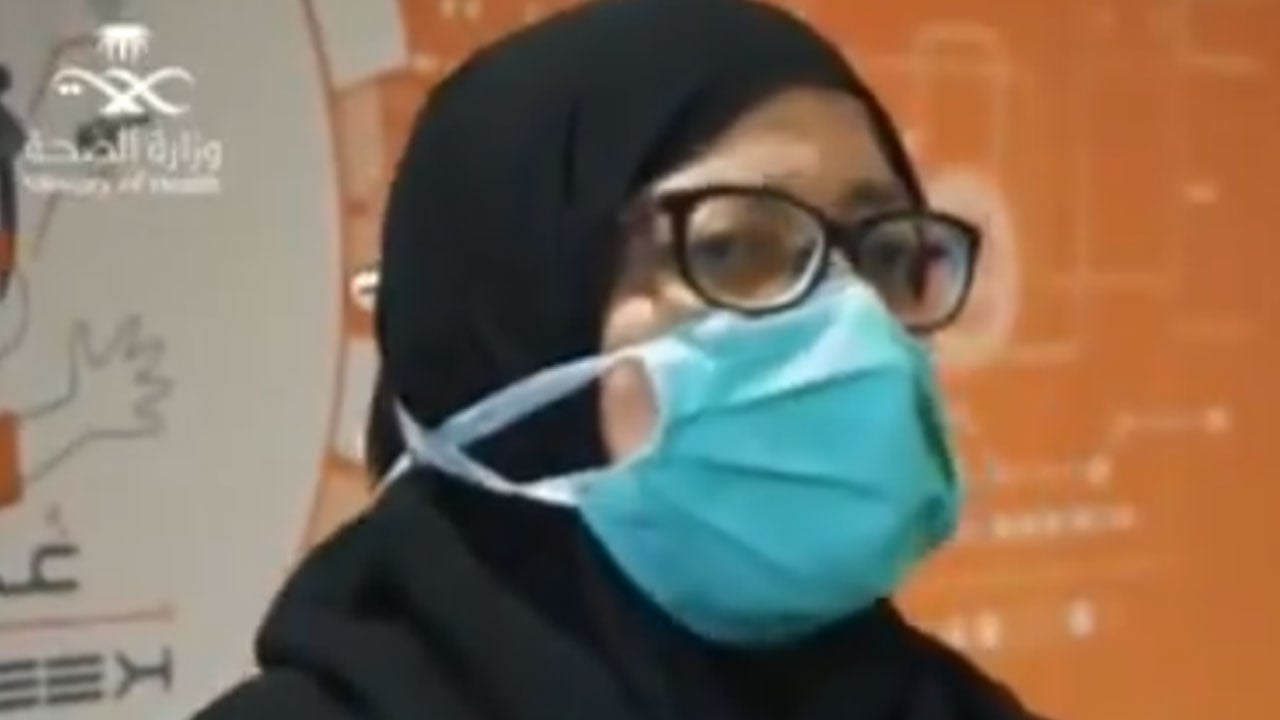 بالفيديو.. طبيبة سعودية فوق الـ60 تروي قصة تطوعها لإنقاذ مرضى كورونا