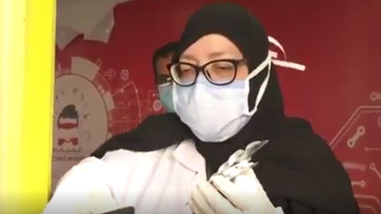 شاهد.. طبيبة ستينية تتقدم صفوف التطوع للمشاركة في علاج مرضى «كورونا»