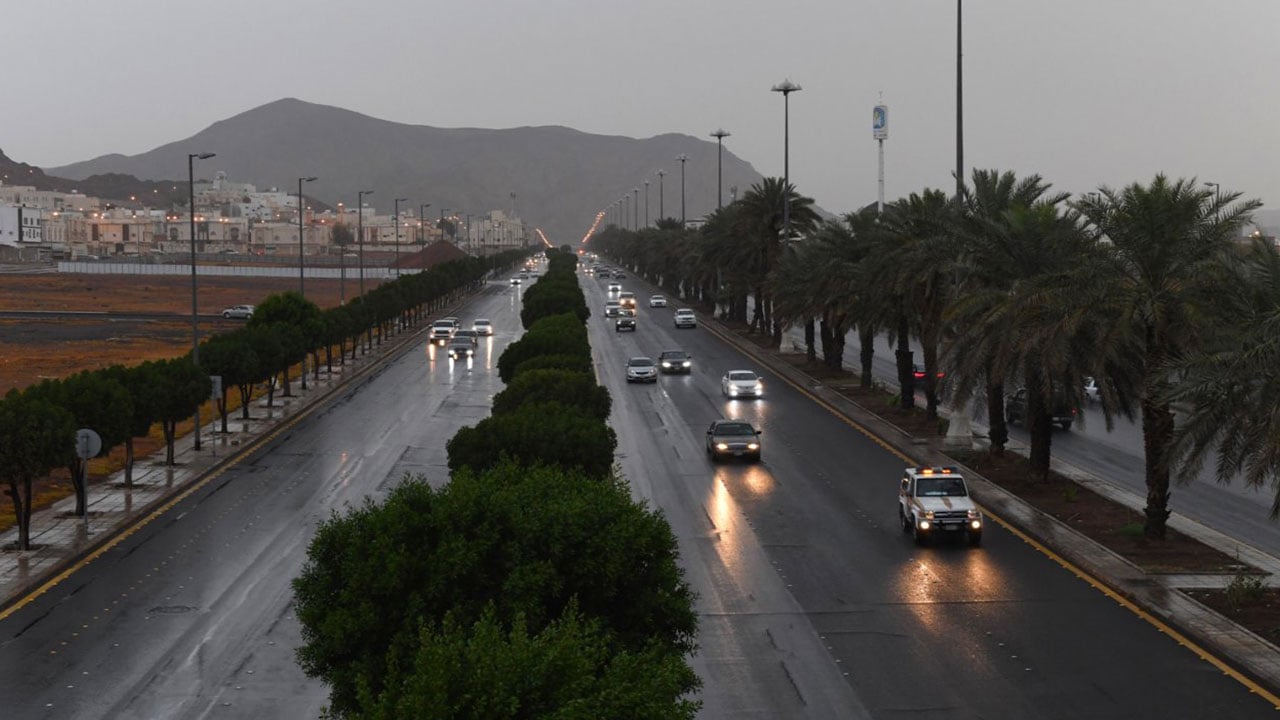 «مدني جازان» يحذر من تقلبات جوية: ابتعدوا عن مجاري السيول
