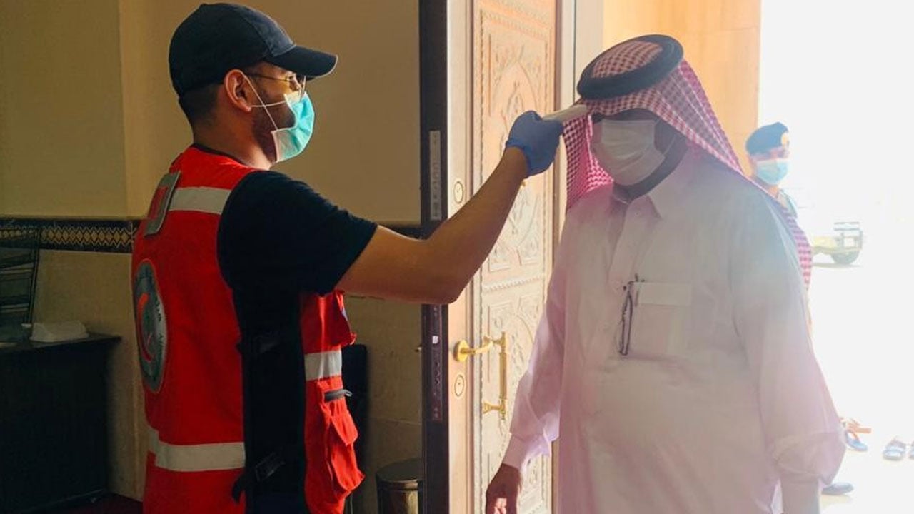 بالصور.. الهلال الأحمر يخصص نقاط فرز لتطبيق الإجراءات الاحترازية مع عودة صلاة الجمعة بالباحة