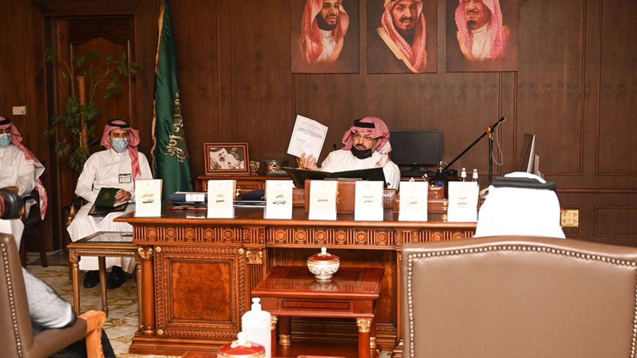 أمير عسير يشكر شيخ شمل قبائل بني أثلة بني شهر على وثيقة تقنين تكاليف الزواج