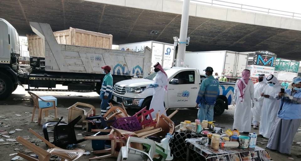 أمانة جدة تطارد الباعة الجائلين وتزيل البسطات العشوائية أسفل جسر «كيلو 8»