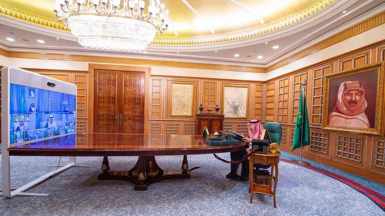 مجلس الوزراء يعتمد 15 قرارًا.. تفويضات وتعيينات وترقيات جديدة