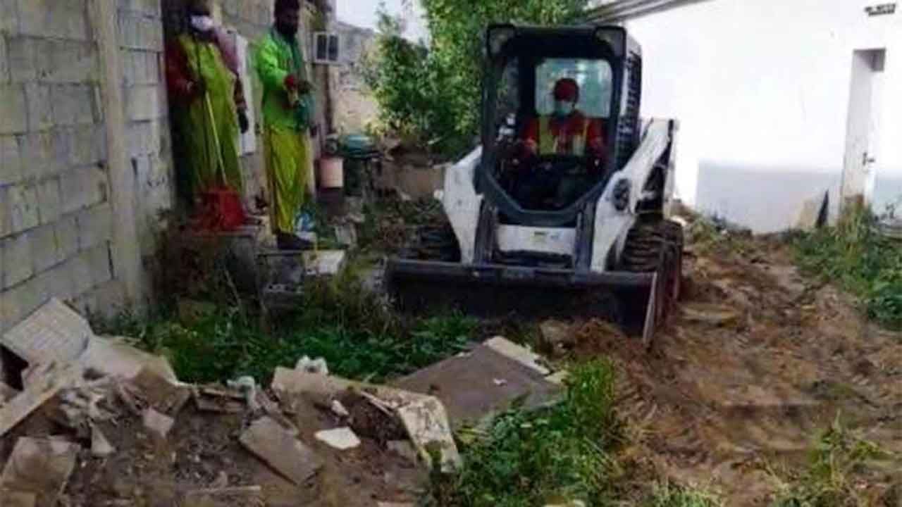بلدية العزيزية تزيل تعديات في حي العوالي بمكة المكرمة