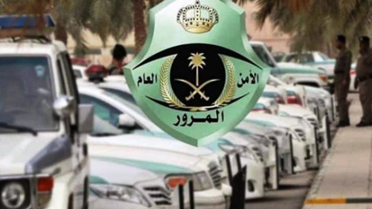 «المرور»: 5 ضوابط لتجنّب مخالفة الالتفاف لليمين عند الإشارة الحمراء