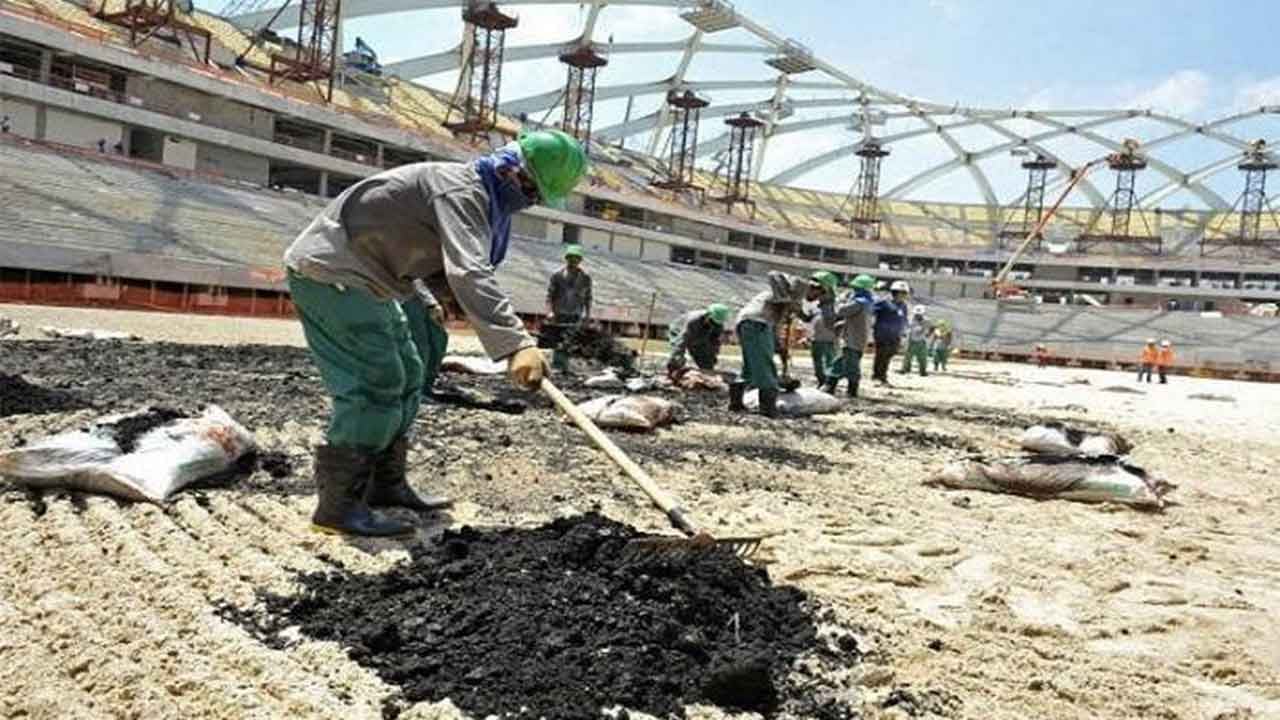 «يعملون بلا أجور».. «العفو الدولية»: العمال في قطر يُعانون ولا يحصلون على أجورهم منذ شهور