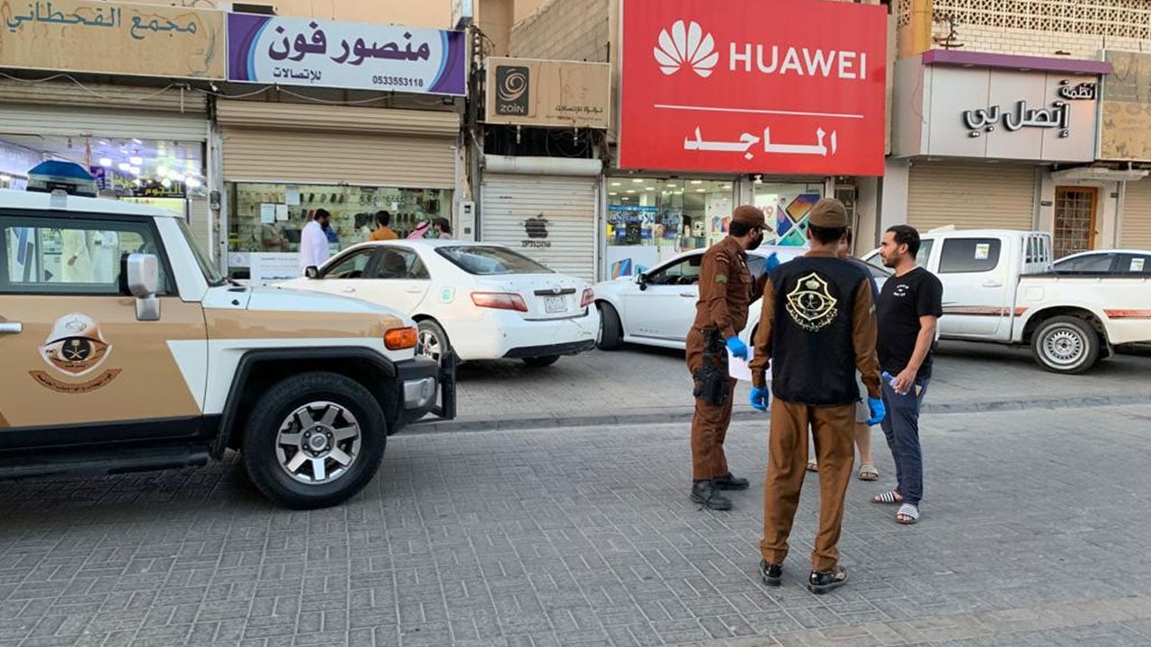 بالصور.. شرطة الحدود الشمالية تكثف وجودها بالأسواق الشعبية لرصد مخالفات احترازات كورونا