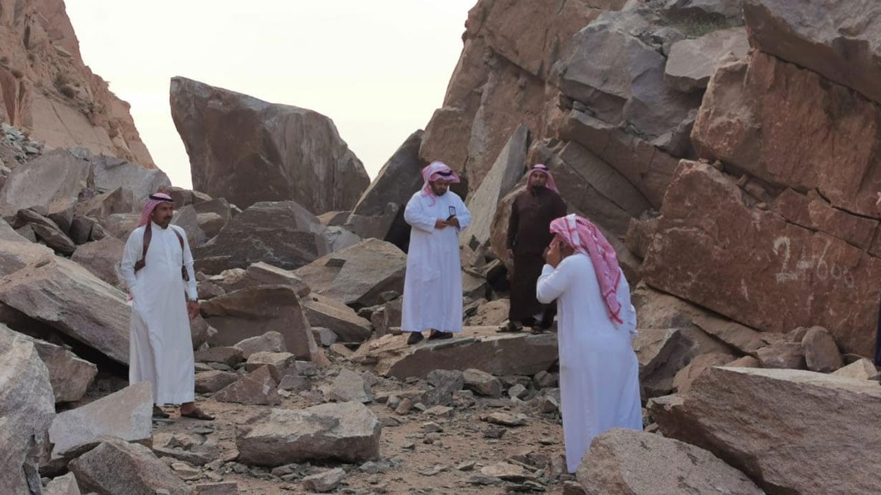 بالصور.. محافظ الداير وسط الانهيار الصخري رغم خطورته لمتابعة «فك احتجاز الشجعة»