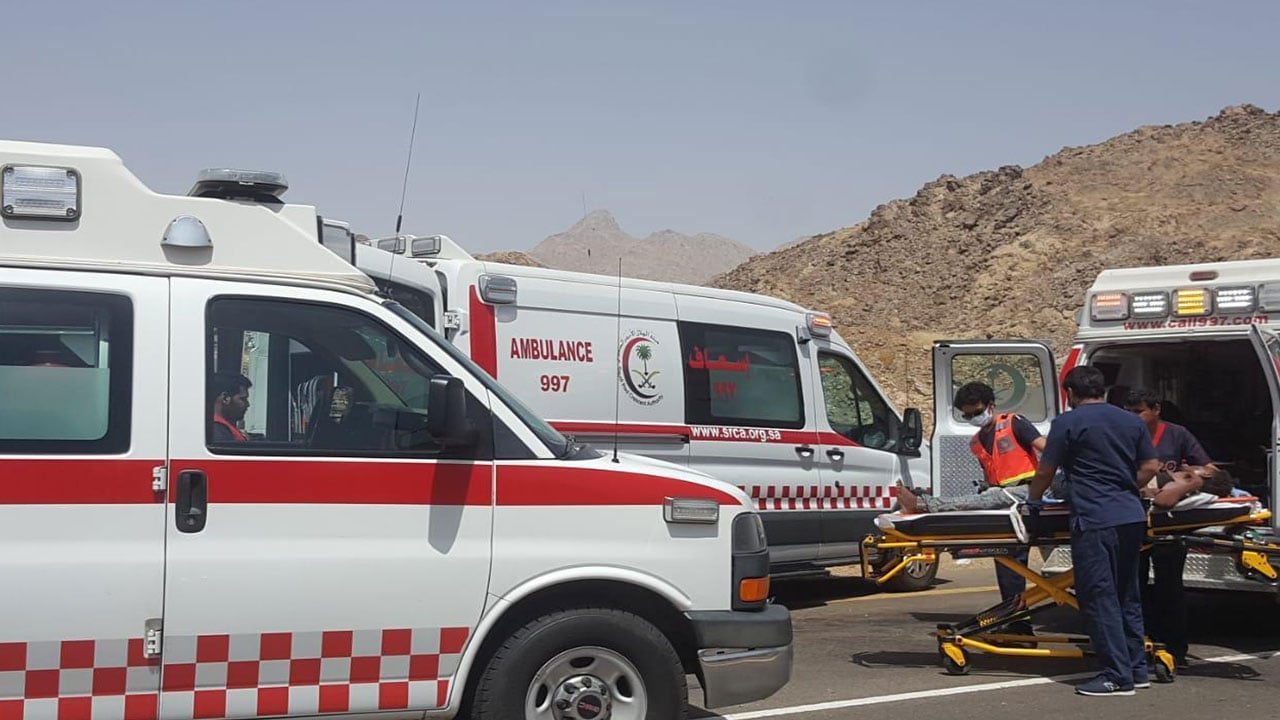 انقلاب مركبة بعد انحرافها عن مسارها في طريق مدركة بالجموم