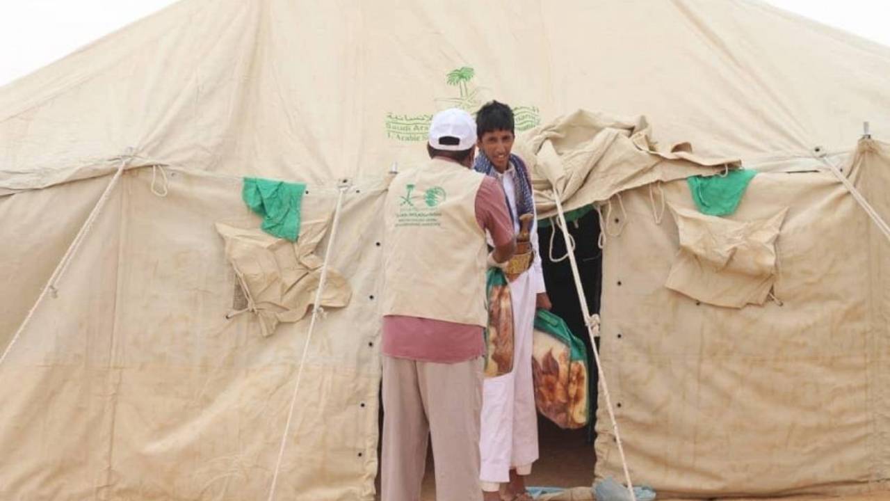 بالصور.. الملك سلمان للإغاثة يوزّع مساعدات لنازحي صعدة المتضررين من السيول