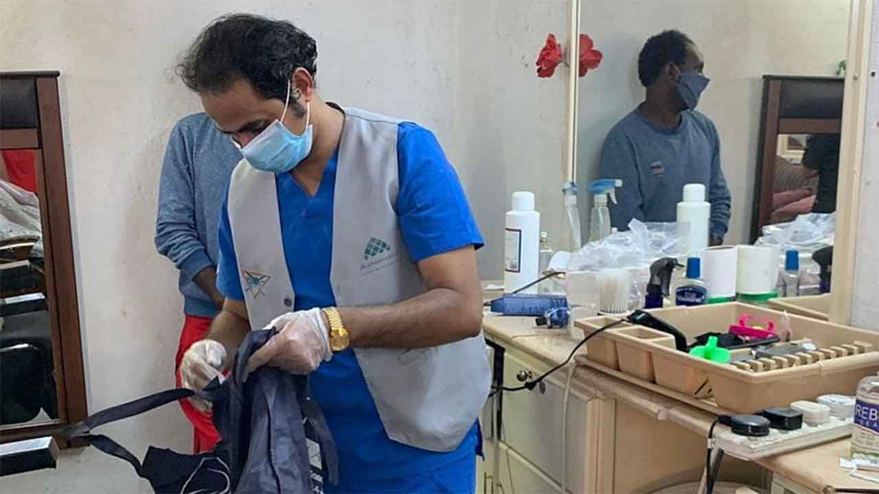 بالصور.. أمانة جازان تضبط مقيمًا حوَّل سكنه الخاص لصالون حلاقة