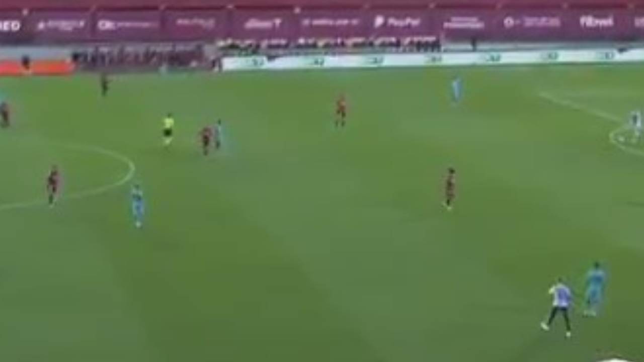 بالفيديو.. مشجع برشلوني يقتحم أرض الملعب من أجل الـ«سيلفي»
