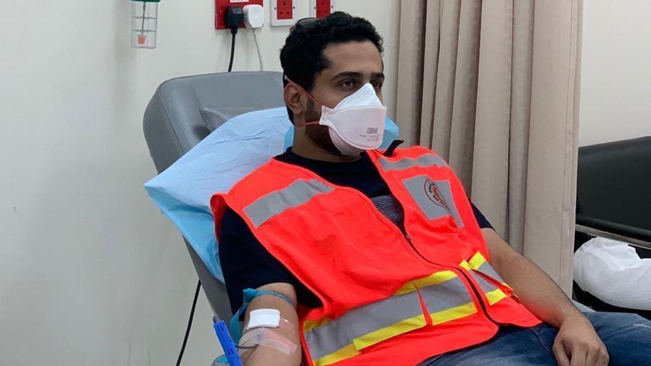 بالصور.. منسوبو ومتطوعو «هلال جدة» يتبرعون بالدم في يومه العالمي