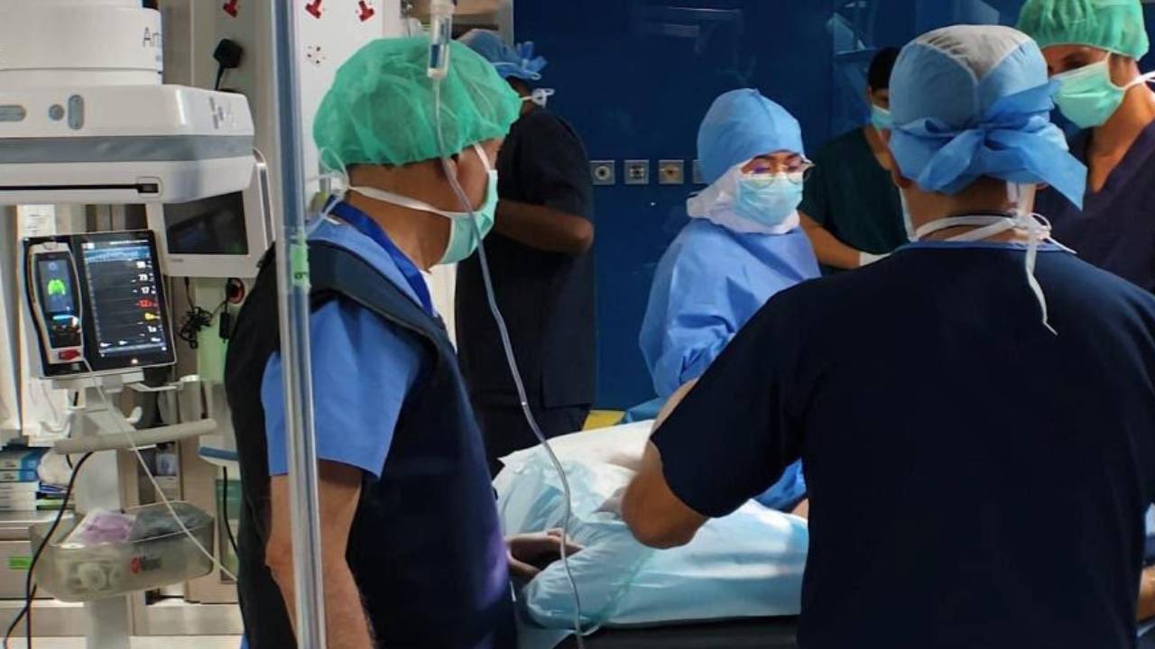 بالصور.. فريق طبي يزرع "صاعق كهربائي" لستيني مريض بالقلب بالطائف