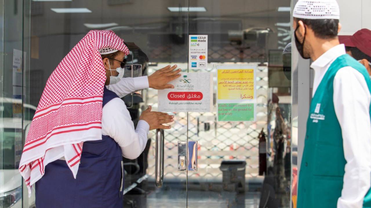 بالصور.. وزارة الصحة تغلق صيدليات لعدم التزامها بتوفير كمامات