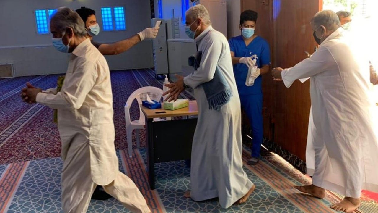 بالصور.. «صحة جازان» تشارك في توعية وتنظيم المصلين خلال صلاة الجمعة