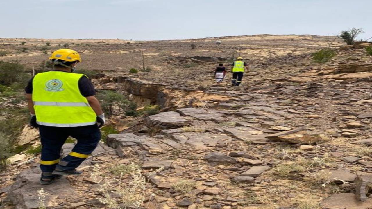 بالصور.. مواطنون يشاركون «مدني الريث» إنقاذ شخص سقط من أعلى جبل القهر