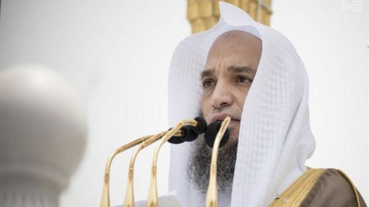 إمام الحرم المكي: توافق كسوف الشمس ووباء كورونا نذيران للناس