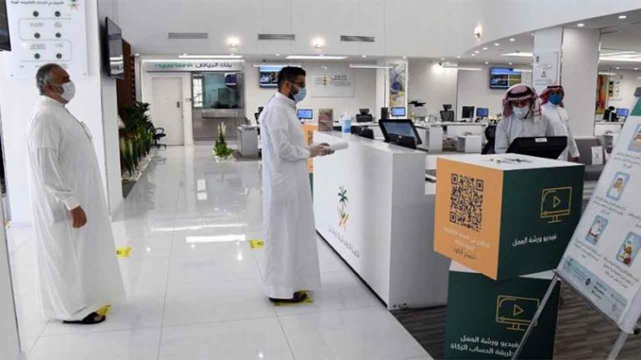 استشاري أمراض معدية يوضح 5 إجراءات وقائية بعد العودة للعمل