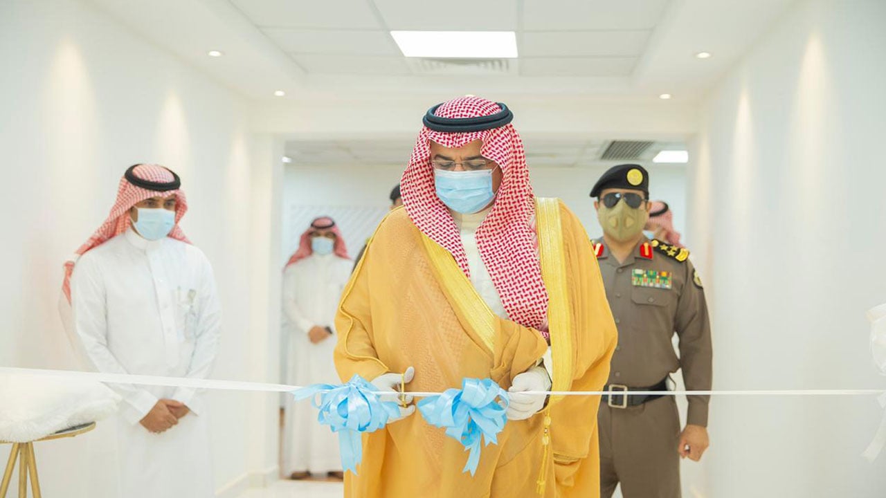 محافظ حفر الباطن يُدشّن تطوير وحدة العناية المركزة بمستشفى الملك خالد