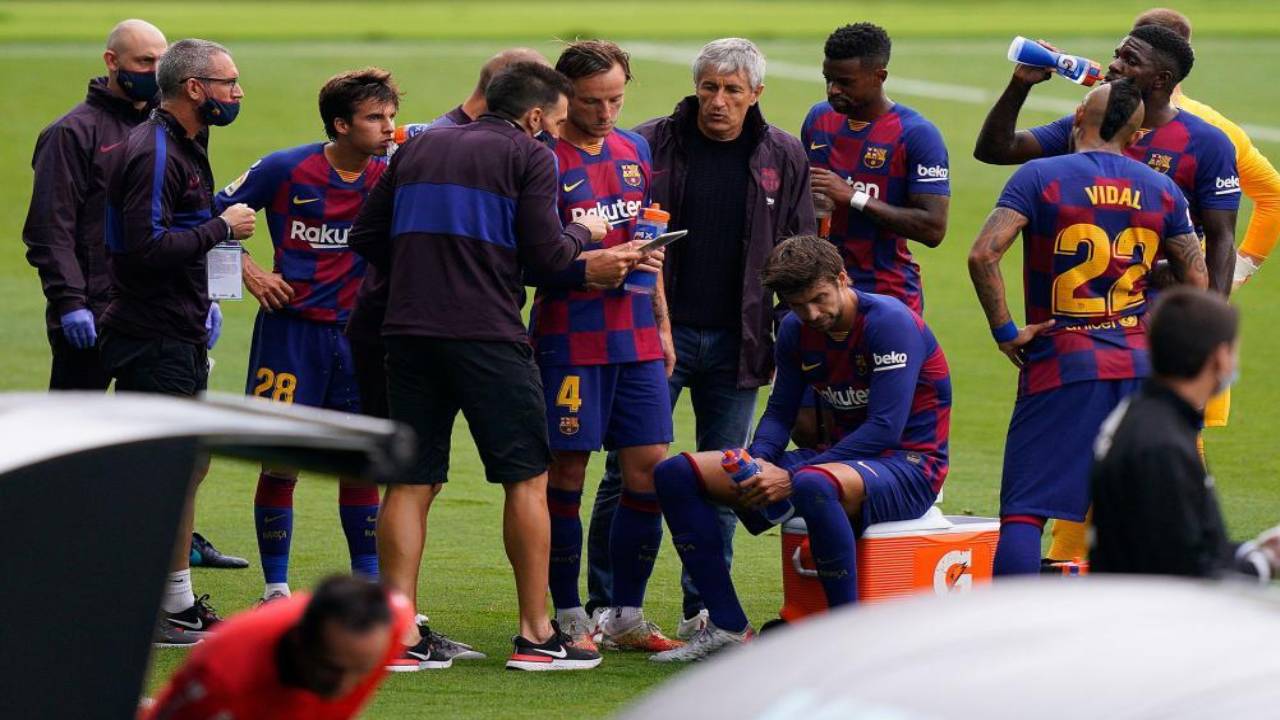 لاعبو برشلونة ينقلبون على كيكي سيتين ويتجاهلون تعليماته