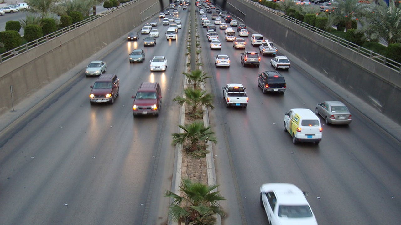 إعادة تأهيل وصيانة 30 ألف متر مربع بطريق الملك فهد في محافظة تيماء