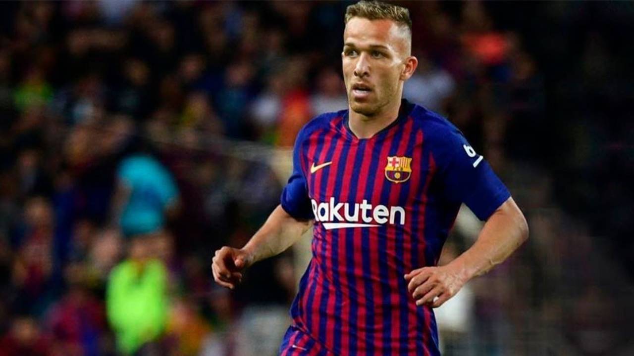 آرثر ميلو يبلغ لاعبي برشلونة بقرار الرحيل