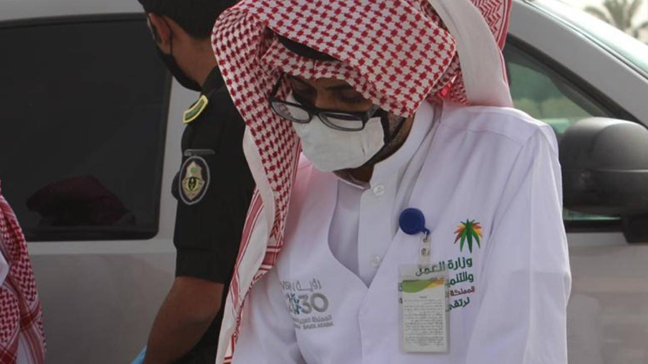 ضبط 12 مخالفة لنظام العمل في معارض السيارات بالرياض