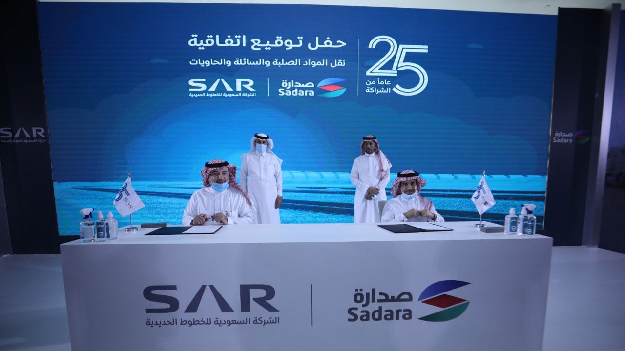 بالصور.. «سار» و«صدارة» توقعان اتفاقية لنقل المواد السائلة والصلبة والحاويات