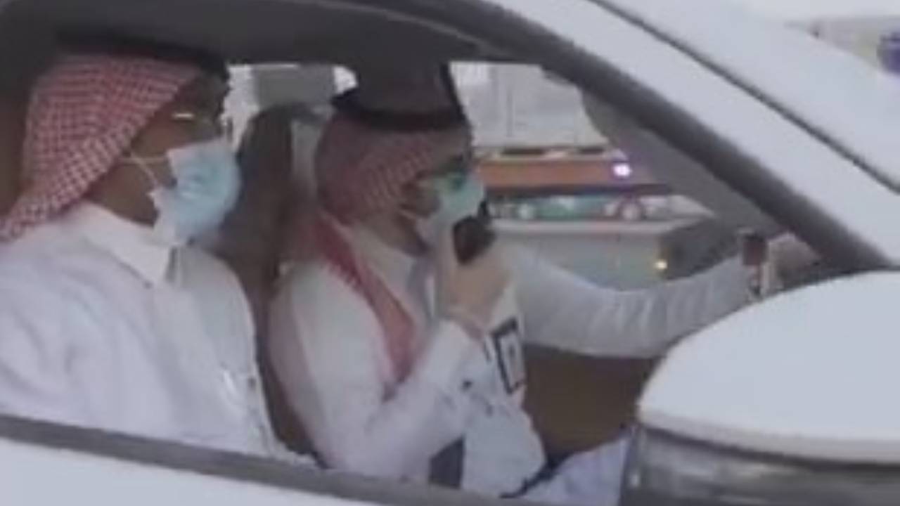 شاهد.. الفرق الرقابية تضبط مشغولات ذهبية مقلدة لماركات عالمية داخل موقع مخالف بالرياض