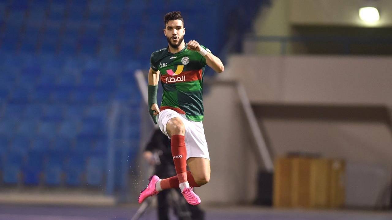 الأهلي المصري ينفي علاقته بتمرد أزارو على الاتفاق