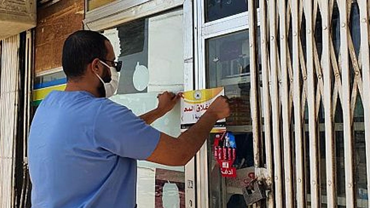 جولات رقابية للتأكد من توفر المعقّمات والقفازات عند المداخل وقياس درجة حرارة العملاء