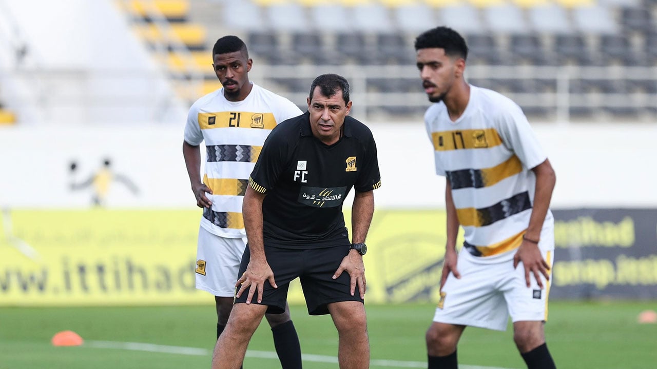 شاهد.. البرازيلي كاريلي يستعين بـ«درون» لمراقبة تدريبات الاتحاد
